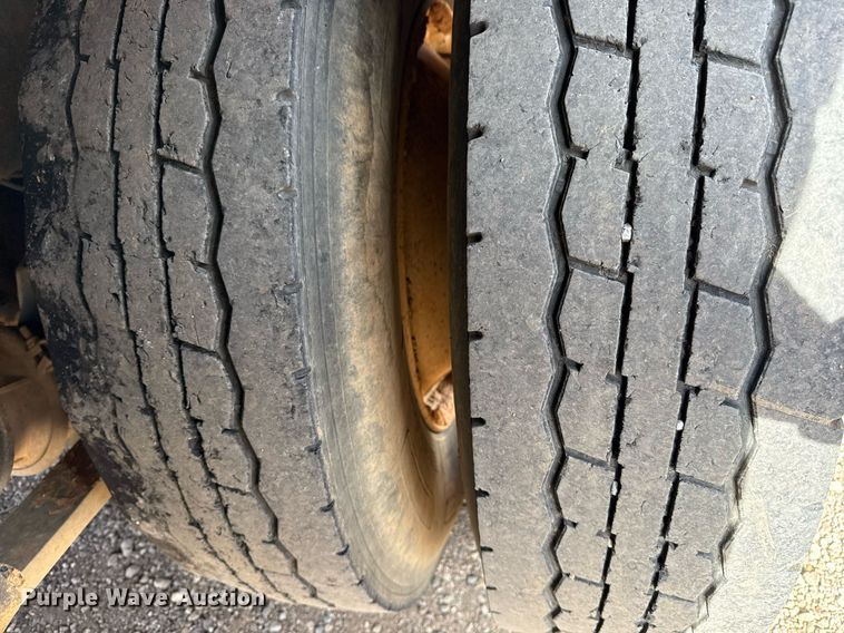 image for item ED5508 2005 Freightliner Business Class M2 flatbed truck