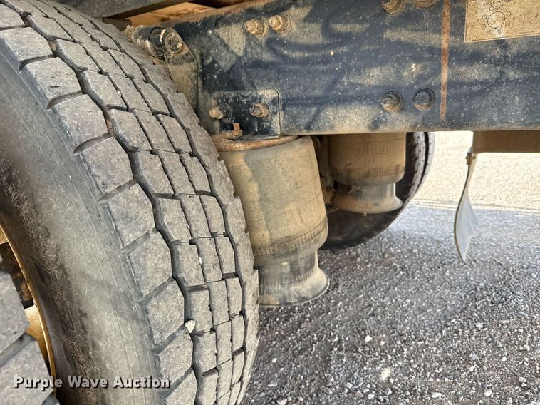 image for item ED5508 2005 Freightliner Business Class M2 flatbed truck