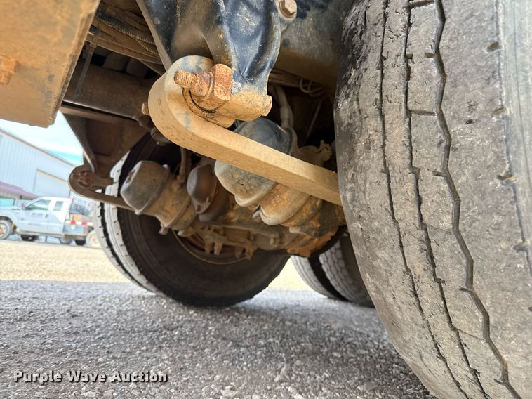 image for item ED5508 2005 Freightliner Business Class M2 flatbed truck