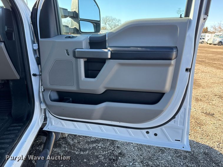 image for item EG2527 2020 Ford F550 Crew Cab flatbed truck