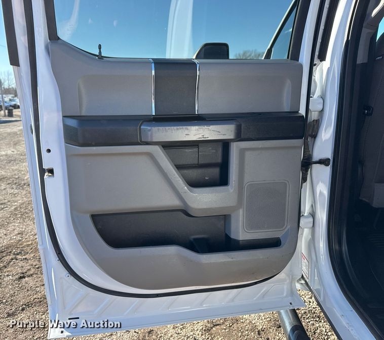 image for item EG2527 2020 Ford F550 Crew Cab flatbed truck