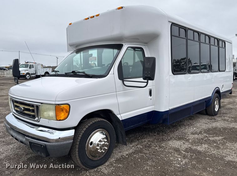 image for item EG2545 2005 Ford E450 shuttle bus