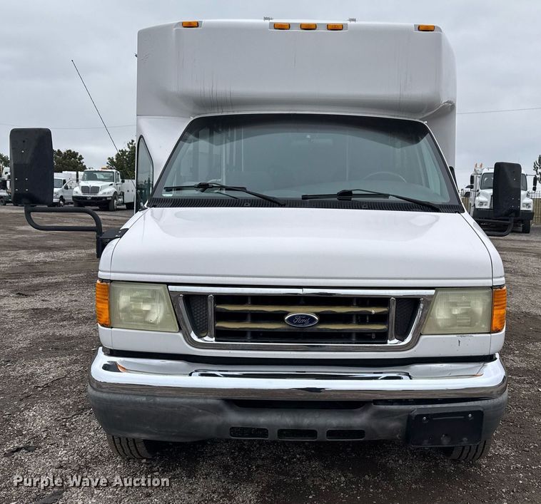 image for item EG2545 2005 Ford E450 shuttle bus