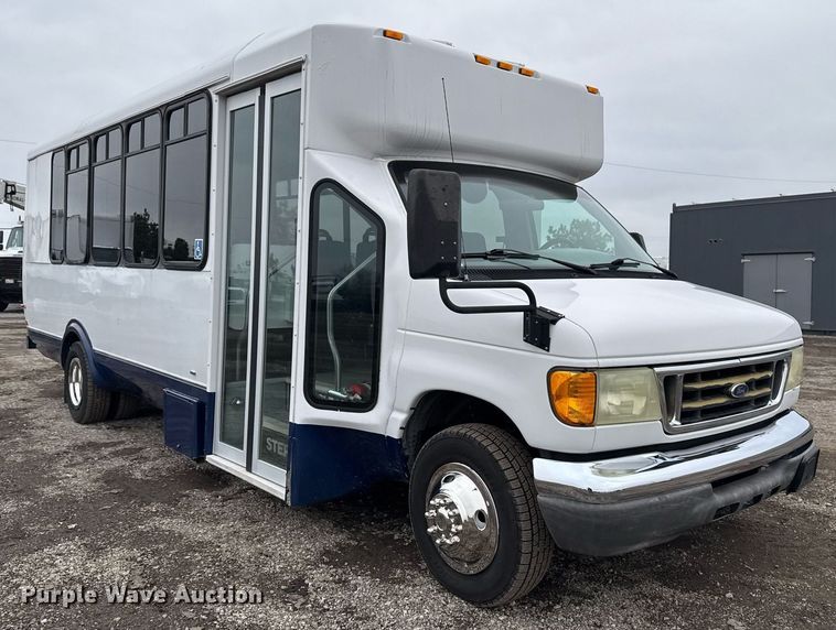 image for item EG2545 2005 Ford E450 shuttle bus