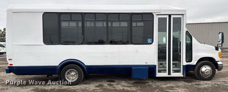 image for item EG2545 2005 Ford E450 shuttle bus