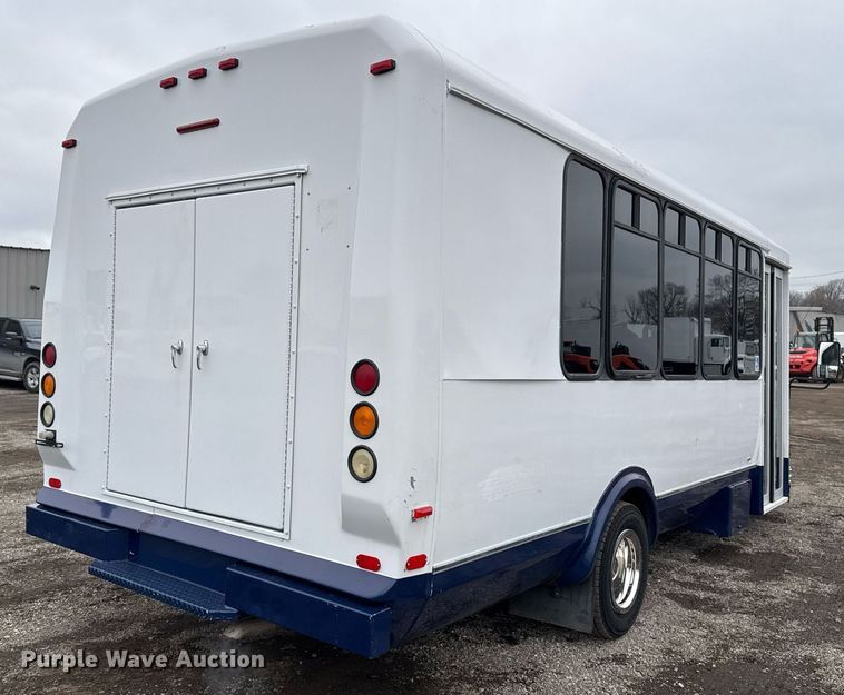 image for item EG2545 2005 Ford E450 shuttle bus