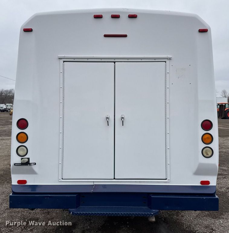image for item EG2545 2005 Ford E450 shuttle bus