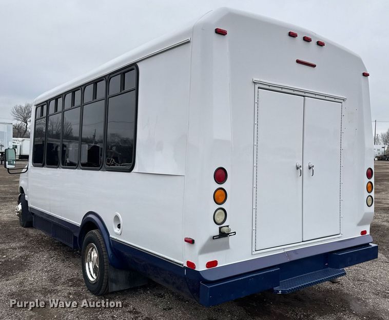image for item EG2545 2005 Ford E450 shuttle bus