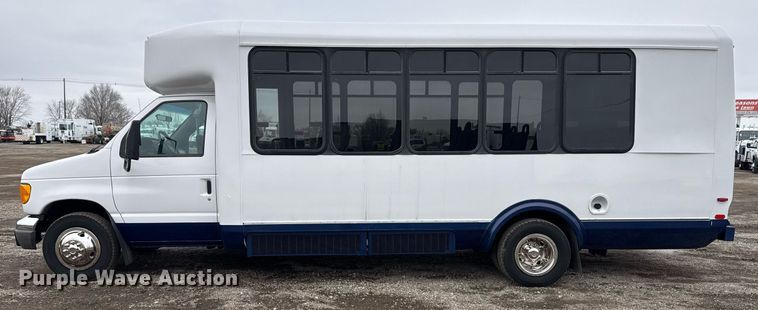 image for item EG2545 2005 Ford E450 shuttle bus