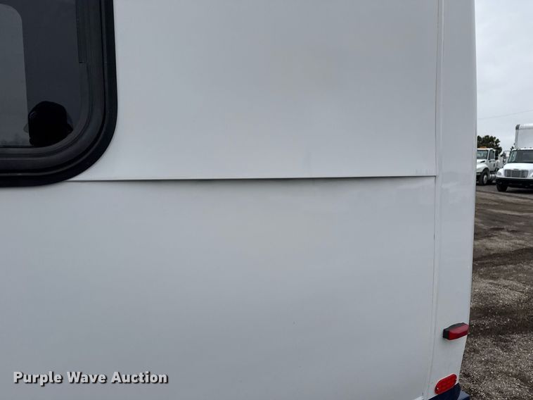 image for item EG2545 2005 Ford E450 shuttle bus