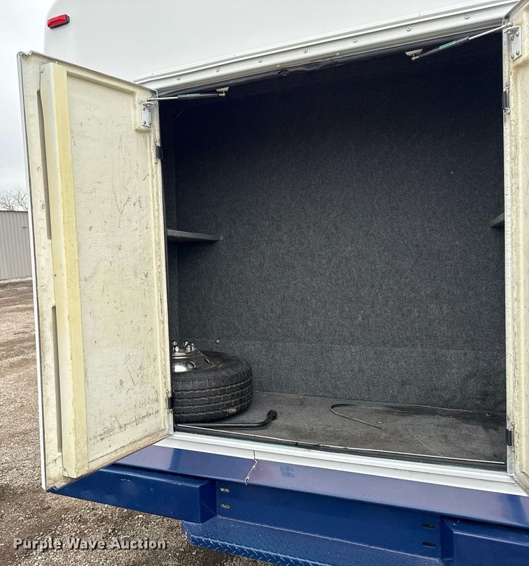 image for item EG2545 2005 Ford E450 shuttle bus