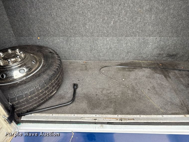 image for item EG2545 2005 Ford E450 shuttle bus