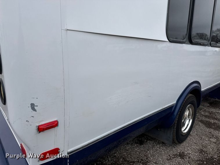 image for item EG2545 2005 Ford E450 shuttle bus