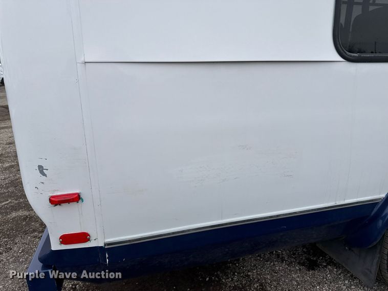 image for item EG2545 2005 Ford E450 shuttle bus