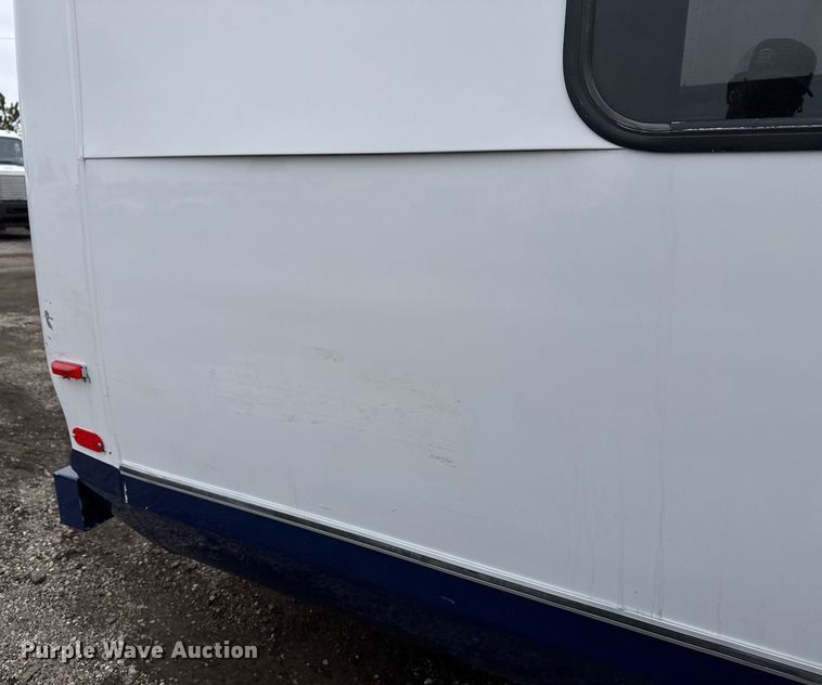 image for item EG2545 2005 Ford E450 shuttle bus