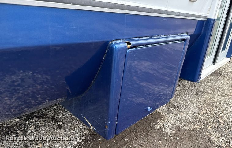 image for item EG2545 2005 Ford E450 shuttle bus