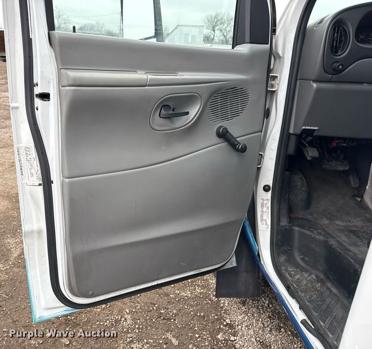 image for item EG2545 2005 Ford E450 shuttle bus