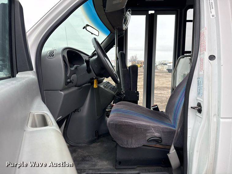 image for item EG2545 2005 Ford E450 shuttle bus
