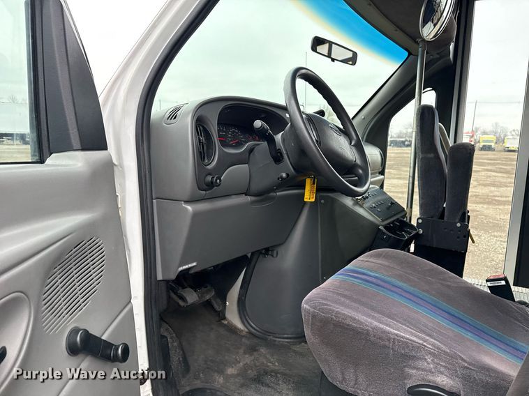 image for item EG2545 2005 Ford E450 shuttle bus