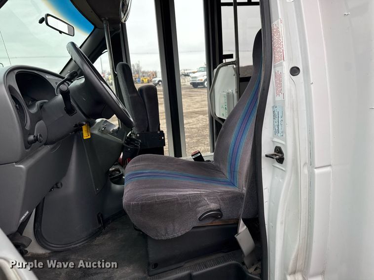 image for item EG2545 2005 Ford E450 shuttle bus