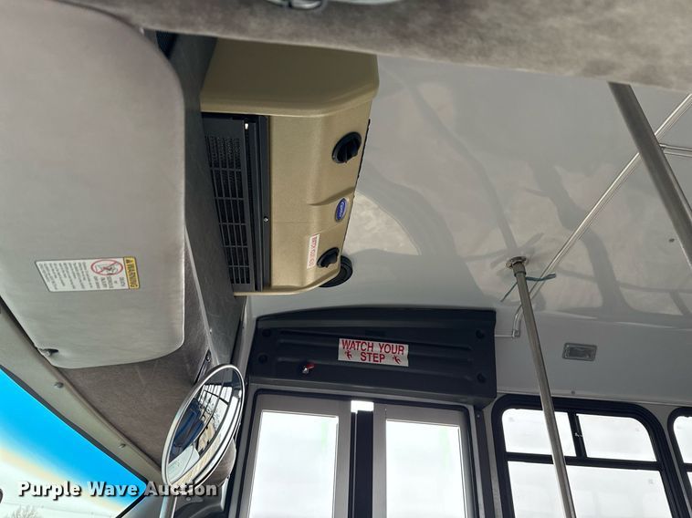 image for item EG2545 2005 Ford E450 shuttle bus