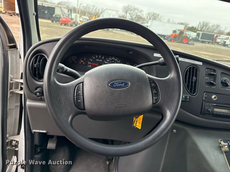 image for item EG2545 2005 Ford E450 shuttle bus