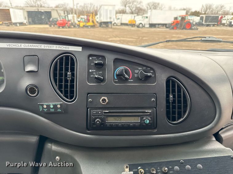 image for item EG2545 2005 Ford E450 shuttle bus