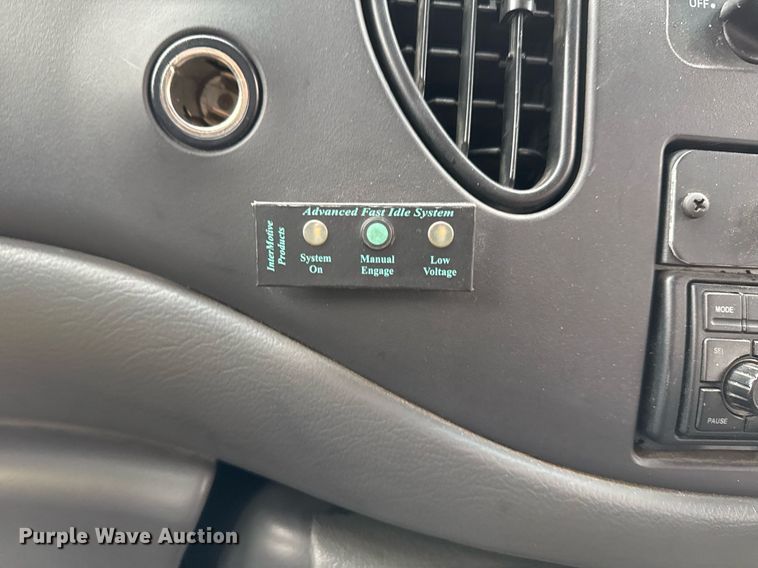 image for item EG2545 2005 Ford E450 shuttle bus