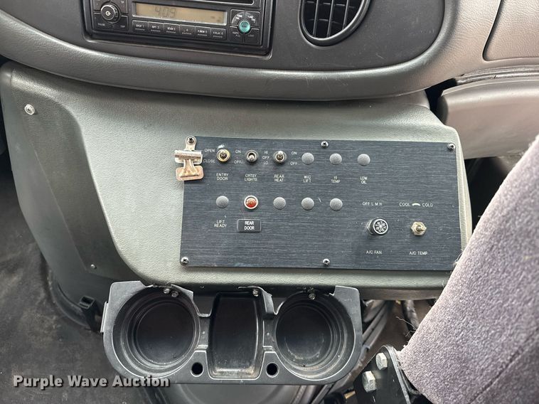 image for item EG2545 2005 Ford E450 shuttle bus