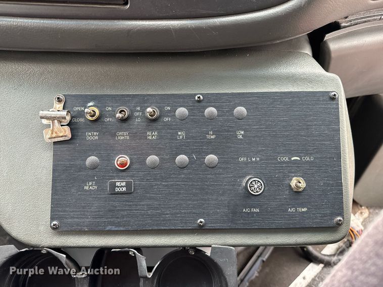 image for item EG2545 2005 Ford E450 shuttle bus