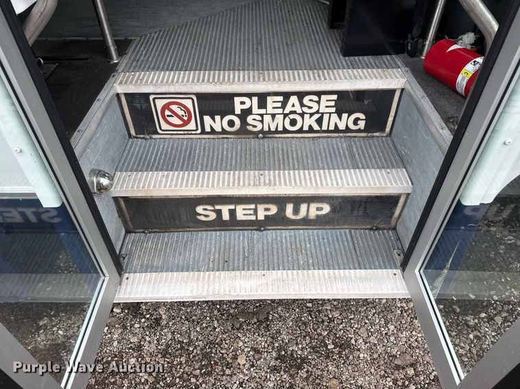 image for item EG2545 2005 Ford E450 shuttle bus