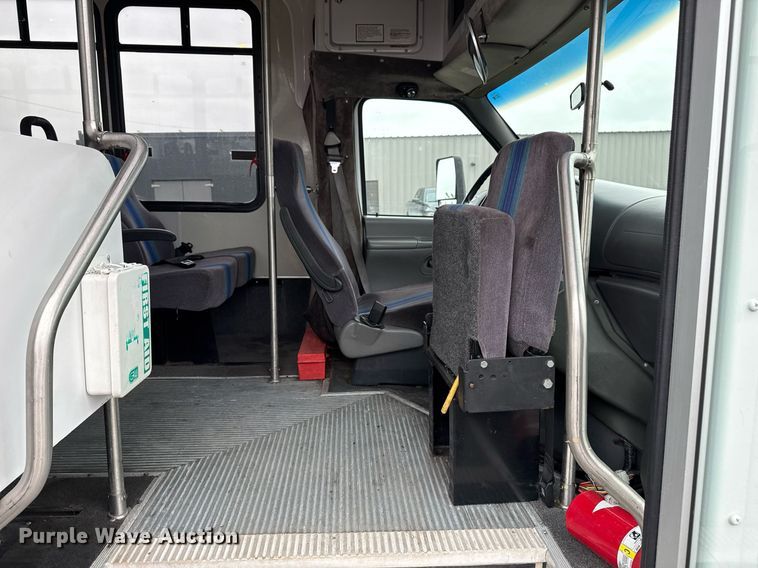 image for item EG2545 2005 Ford E450 shuttle bus