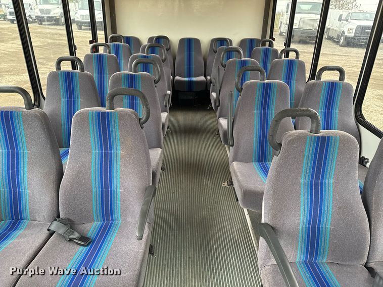 image for item EG2545 2005 Ford E450 shuttle bus