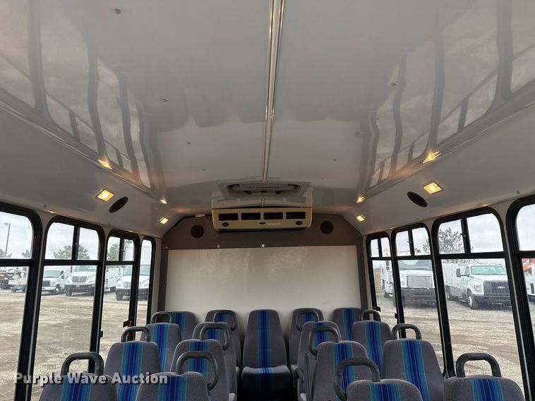 image for item EG2545 2005 Ford E450 shuttle bus