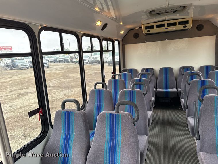 image for item EG2545 2005 Ford E450 shuttle bus