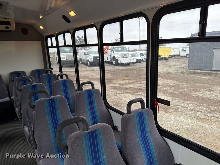 image for item EG2545 2005 Ford E450 shuttle bus