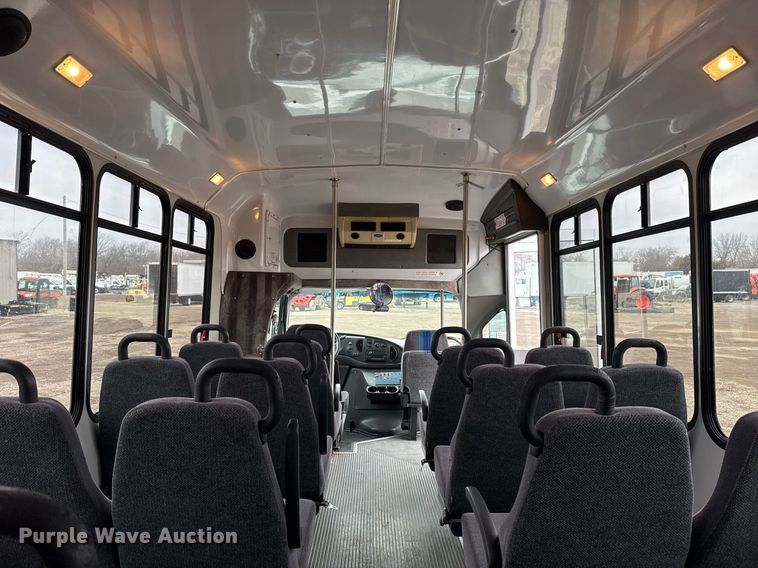 image for item EG2545 2005 Ford E450 shuttle bus