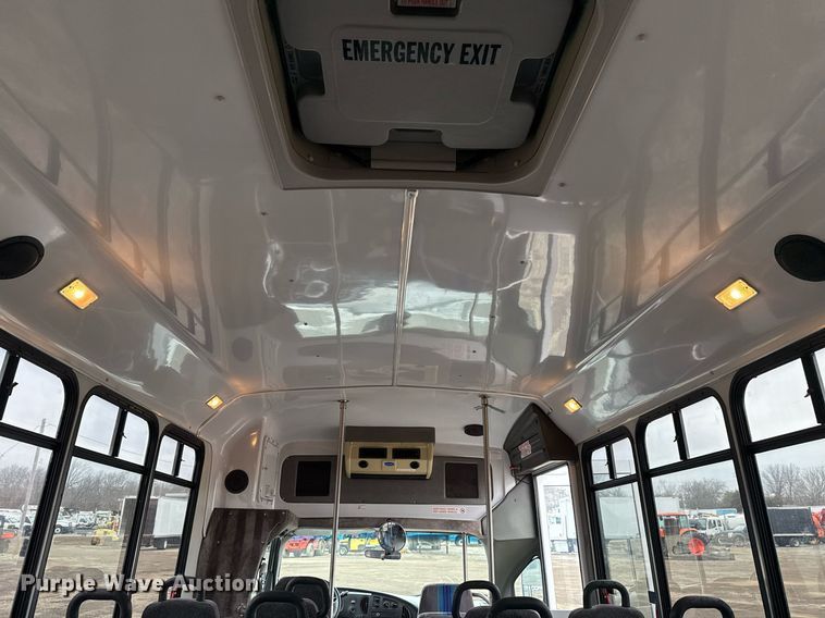 image for item EG2545 2005 Ford E450 shuttle bus