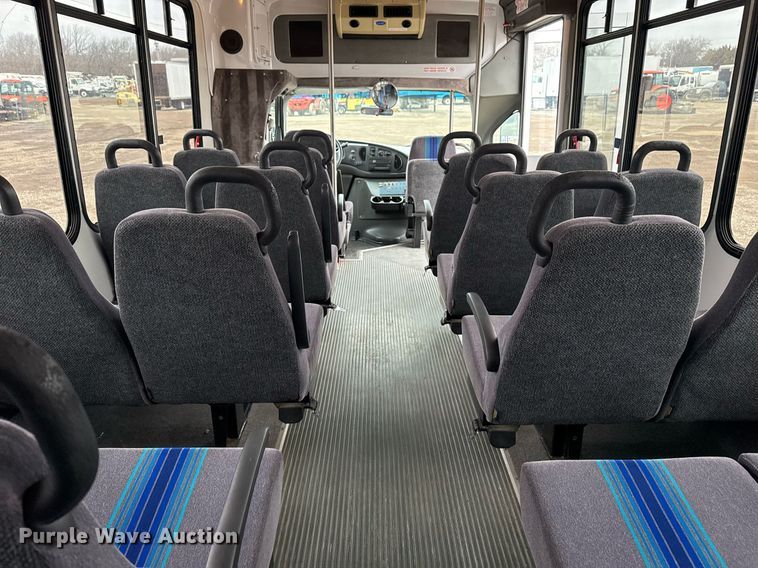 image for item EG2545 2005 Ford E450 shuttle bus