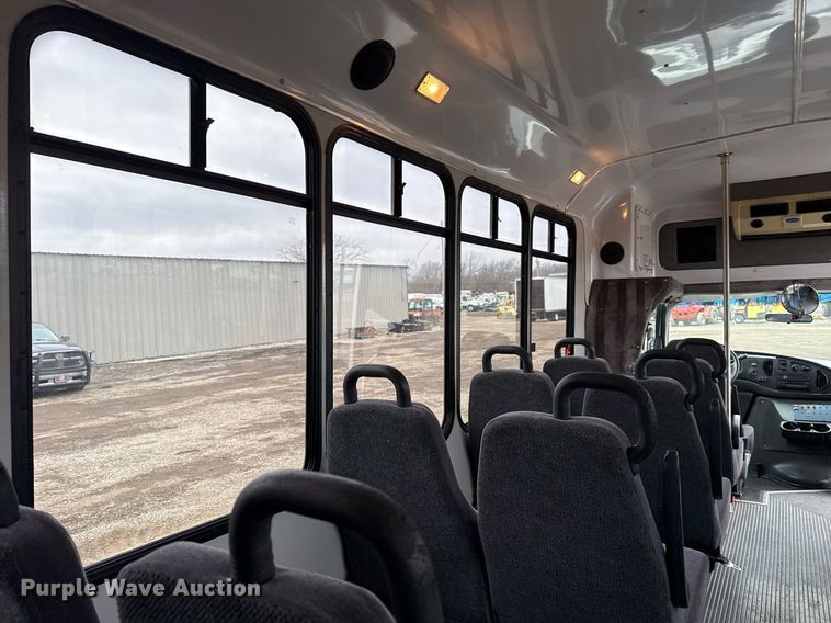 image for item EG2545 2005 Ford E450 shuttle bus