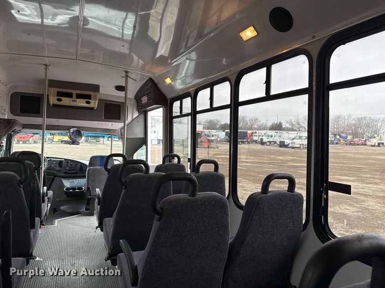 image for item EG2545 2005 Ford E450 shuttle bus