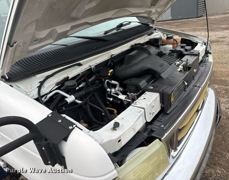 image for item EG2545 2005 Ford E450 shuttle bus