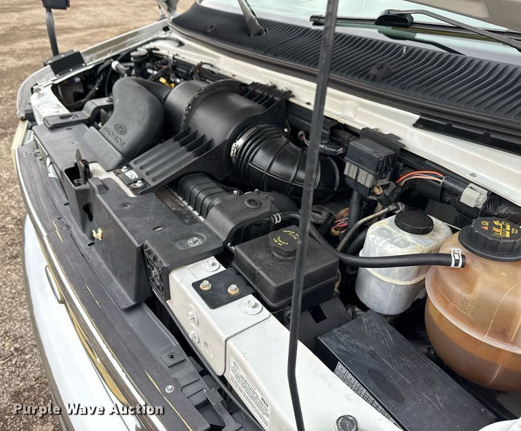 image for item EG2545 2005 Ford E450 shuttle bus