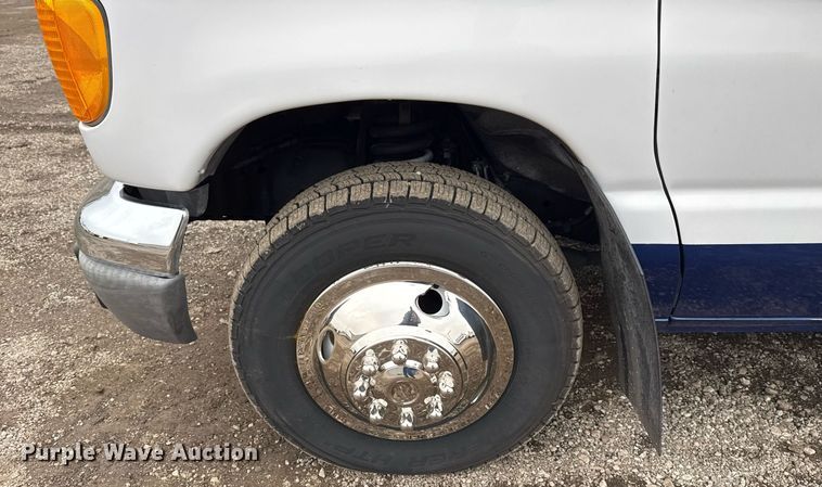 image for item EG2545 2005 Ford E450 shuttle bus