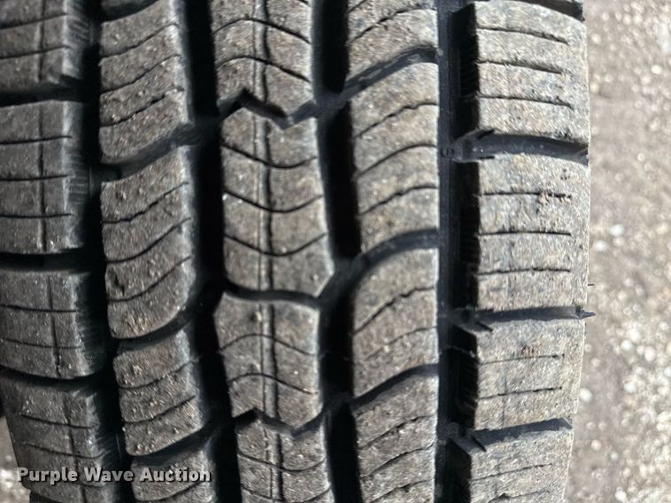 image for item EG2545 2005 Ford E450 shuttle bus