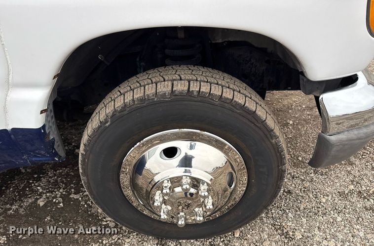 image for item EG2545 2005 Ford E450 shuttle bus