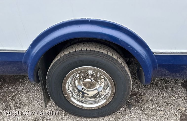 image for item EG2545 2005 Ford E450 shuttle bus