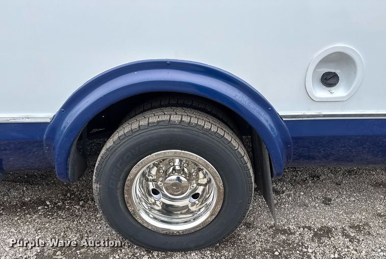 image for item EG2545 2005 Ford E450 shuttle bus