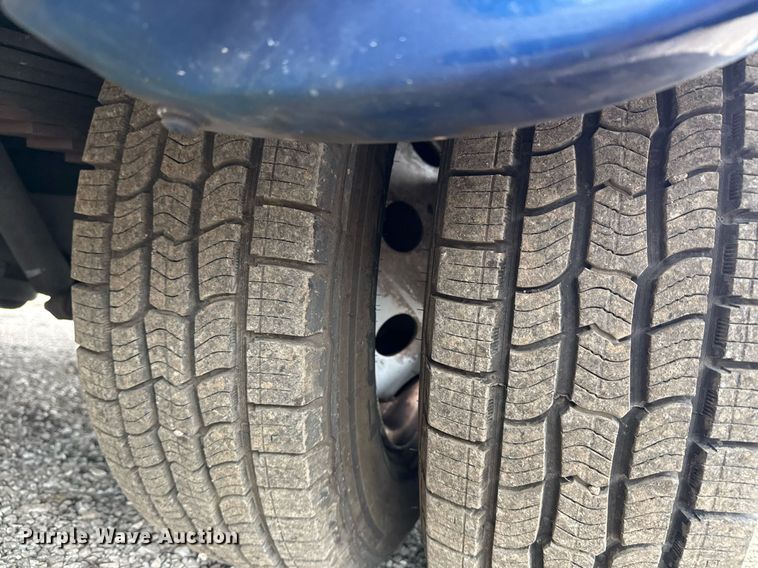 image for item EG2545 2005 Ford E450 shuttle bus