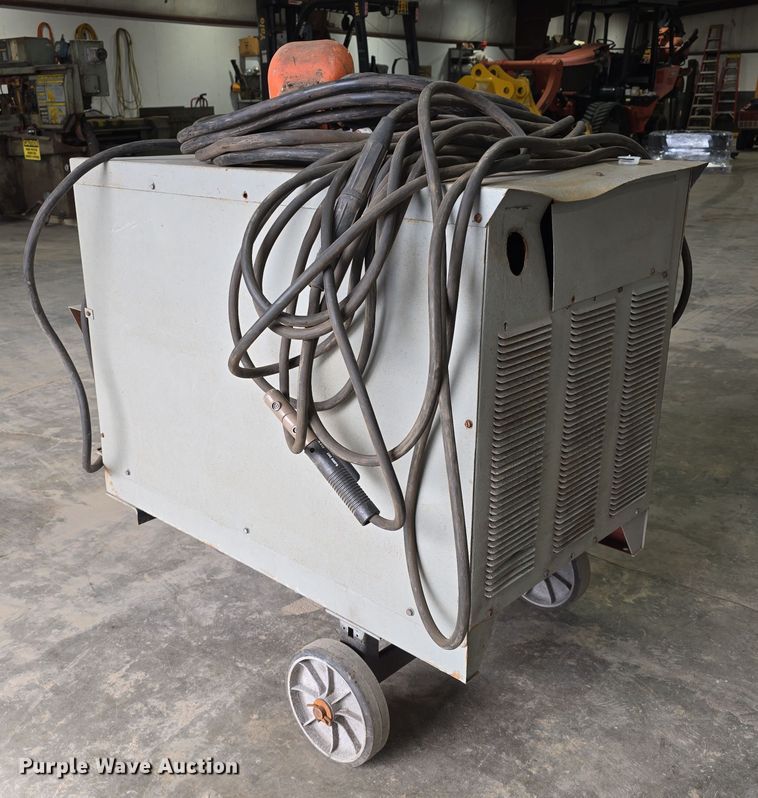 image for item EH8640 1973 Lincoln Idealarc DC-600 welder